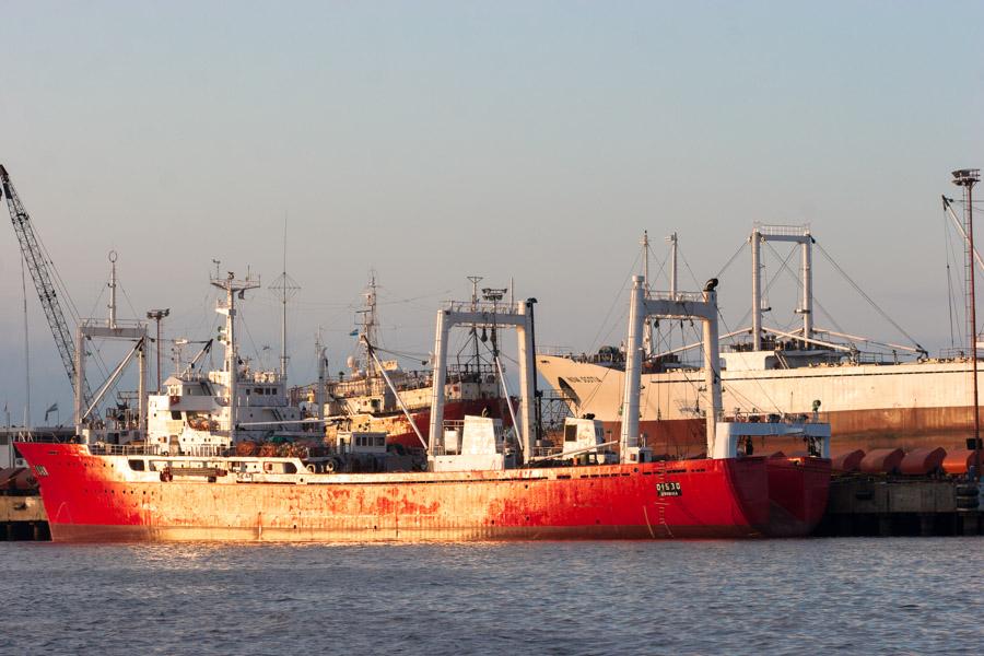 Navios en el Puerto Rio de la Plata, Buenos Aires,...