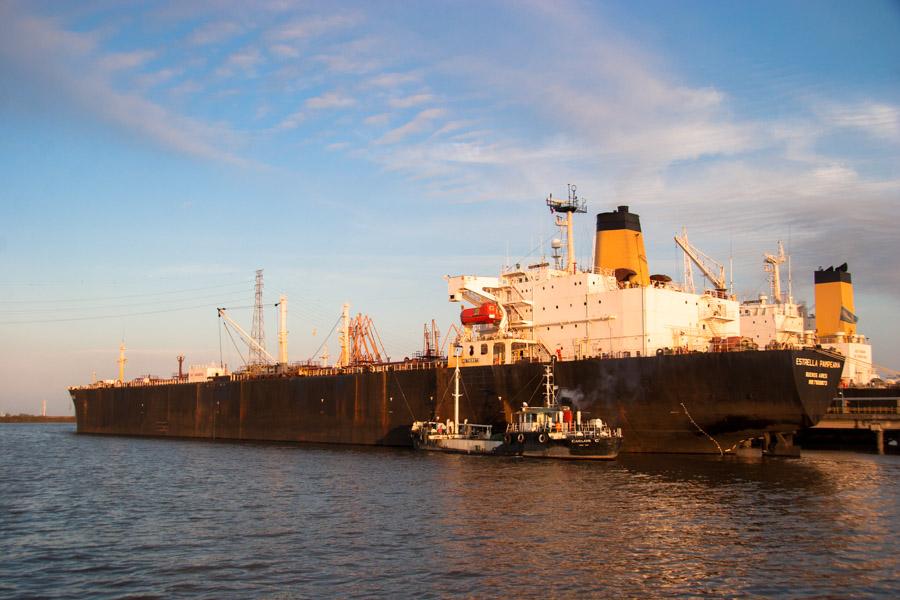 Navios en el Puerto Rio de la Plata, Buenos Aires,...