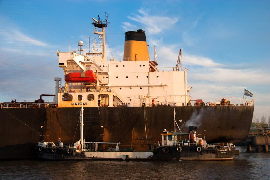 Navios en el Puerto Rio de la Plata, Buenos Aires,...