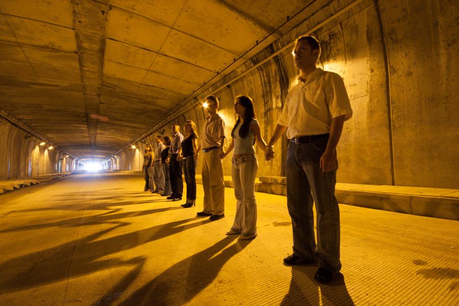 Gente Tomada de las Manos en el Tunel de Occidente...