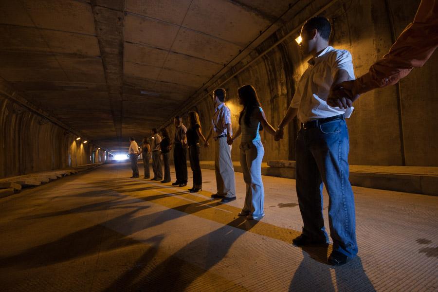 Gente Tomada de las Manos en el Tunel de Occidente...