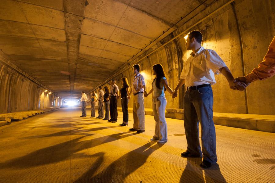 Gente Tomada de las Manos en el Tunel de Occidente...