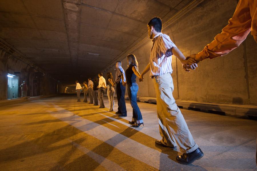 Gente Tomada de las Manos en el Tunel de Occidente...