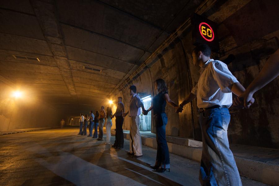 Gente Tomada de las Manos en el Tunel de Occidente...