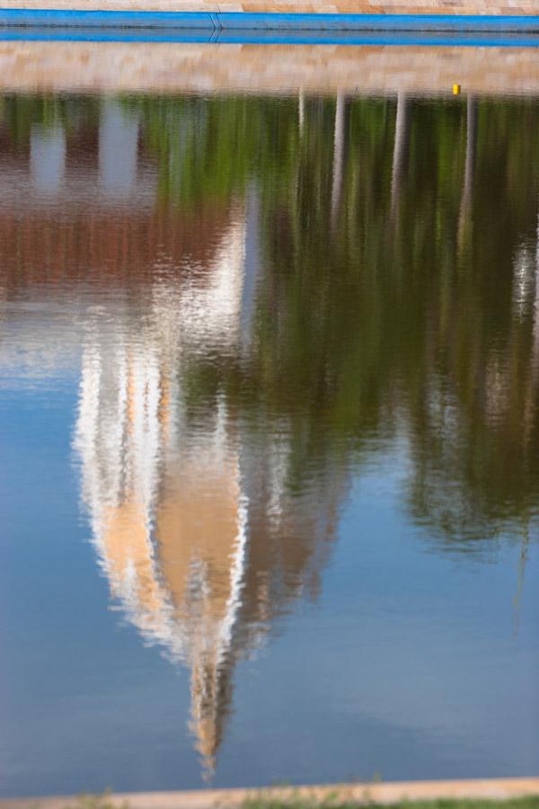 Reflejo en el Agua de la Cupula de la Iglesia San ...