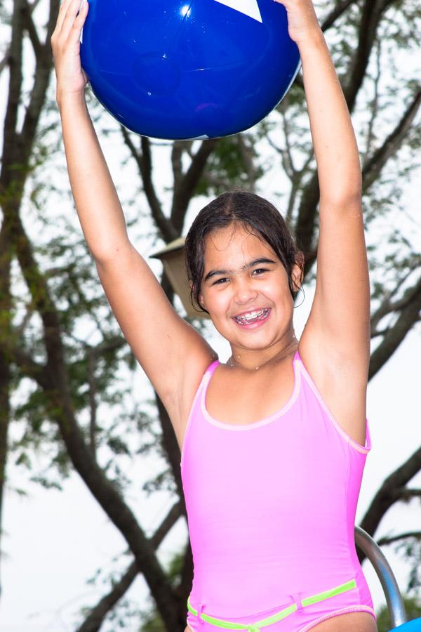 Niña Jugando con una Pelota 