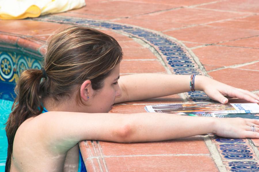 Mujer Leyendo en una Piscina