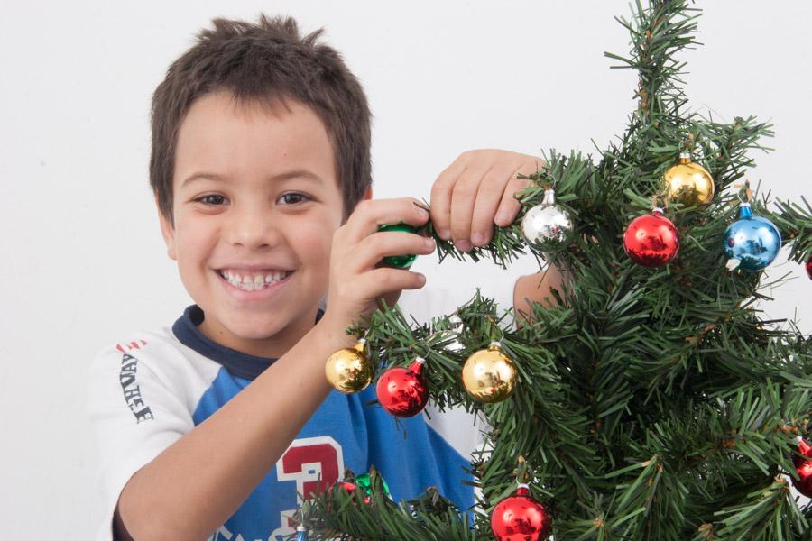 Niño armando un arbol de Navidad