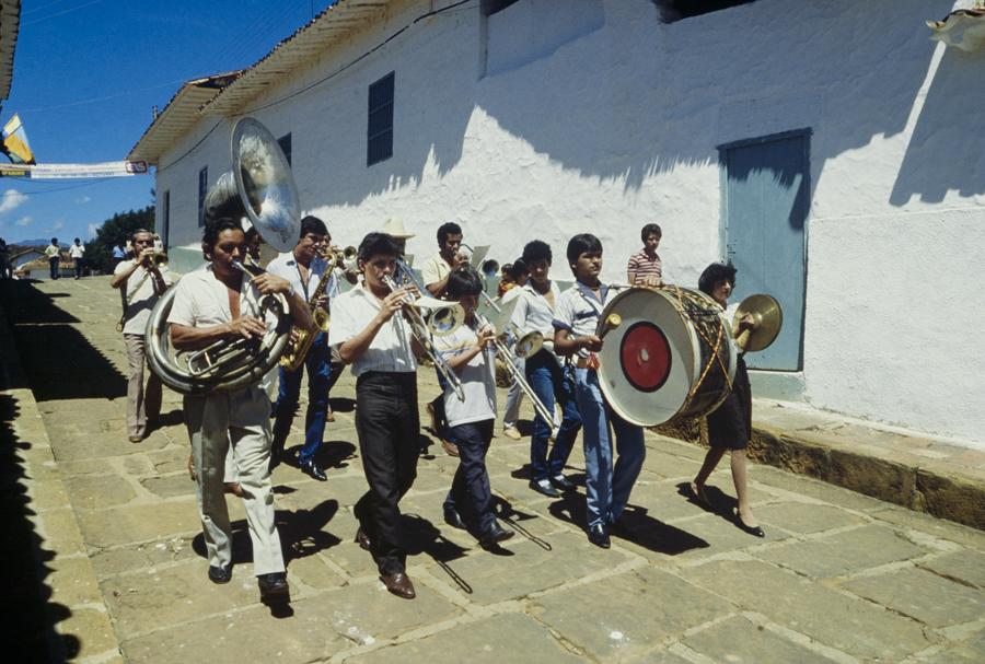 Banda de Musica en una calle en Barichara, Santand...