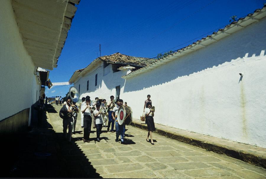 Banda de Musica en una calle en Barichara, Santand...