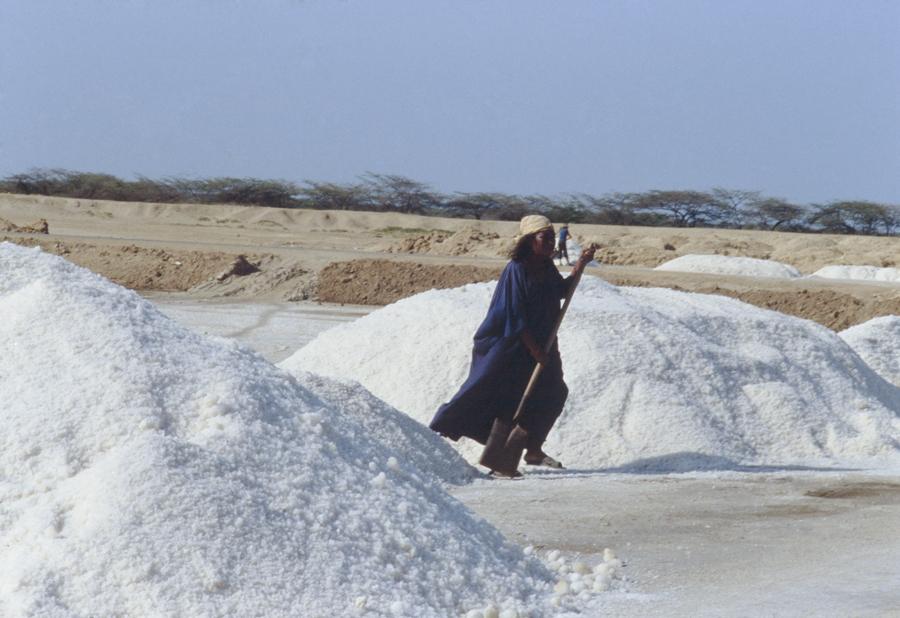 Indigena en las Salinas de Manaure La Guajira, Col...