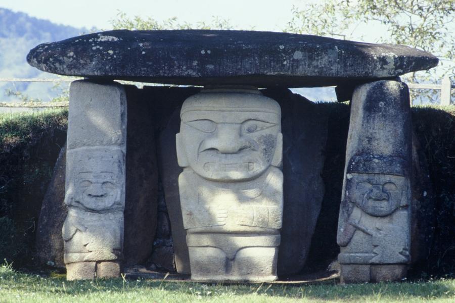 Escultura Precolombina en el Parque Arqueologico d...