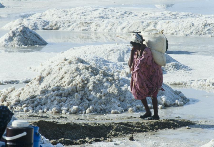 Indigena en las Salinas de Manaure La Guajira, Col...