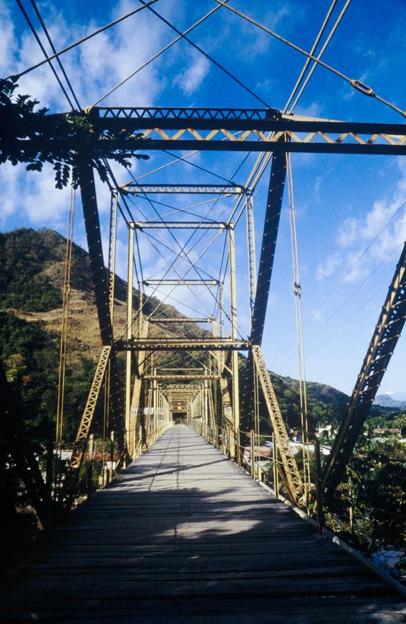 Puente antigüo en Honda, Tolima, Colombia