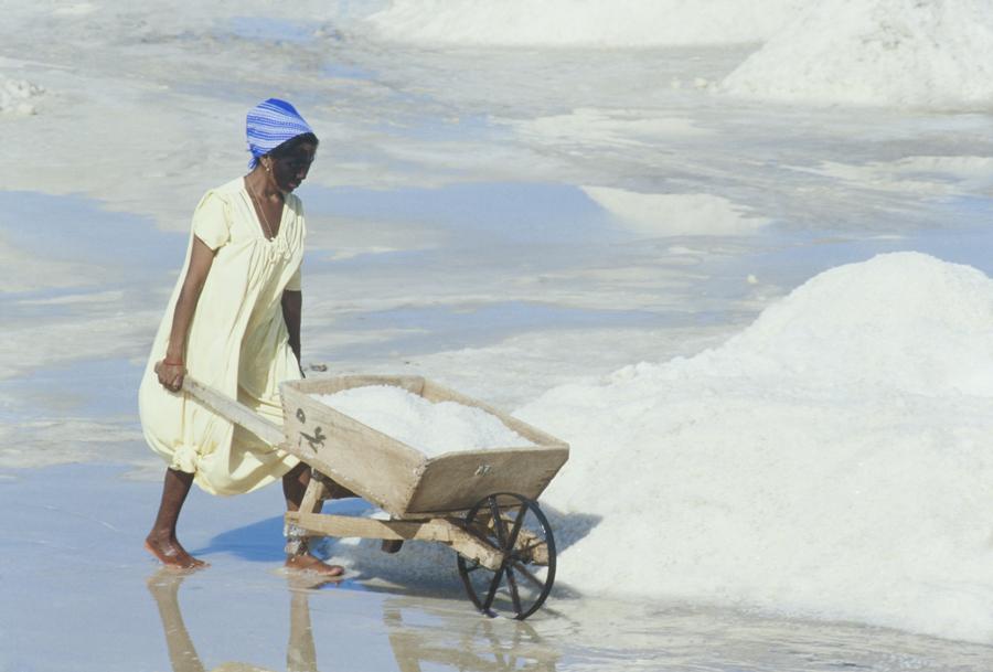 Indigena en las Salinas de Manaure La Guajira, Col...