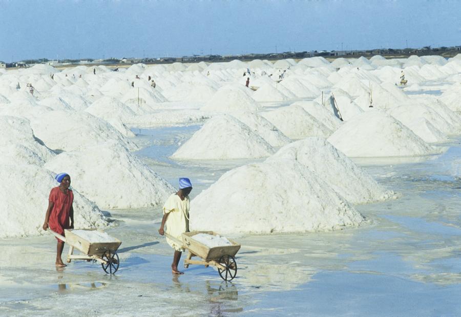 Indigena en las Salinas de Manaure La Guajira, Col...