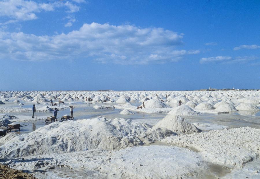 Indigena en las Salinas de Manaure La Guajira, Col...