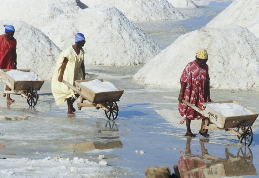 Indigena en las Salinas de Manaure La Guajira, Col...