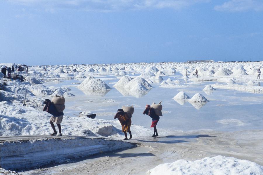 Indigena en las Salinas de Manaure La Guajira, Col...