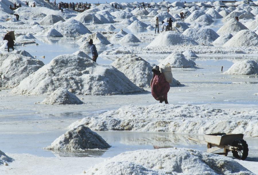 Indigena en las Salinas de Manaure La Guajira, Col...