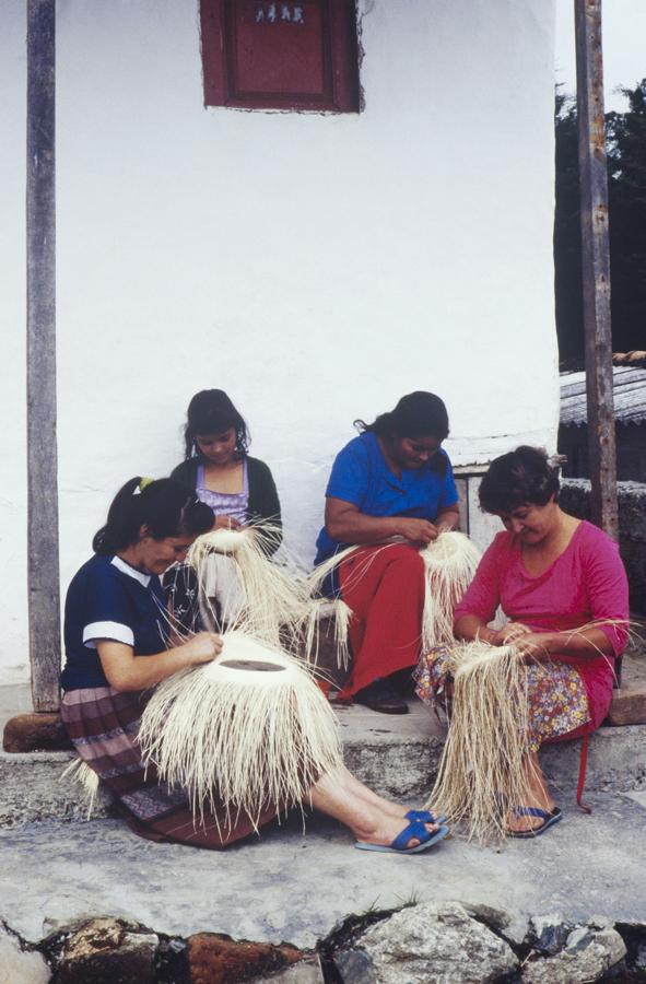 Tejedoras de Sombreros en Aguadas, Caldas, Colombi...