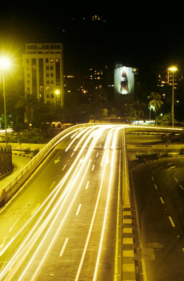 Vista Nocturna de la Avenida Colombia en Cali, Val...