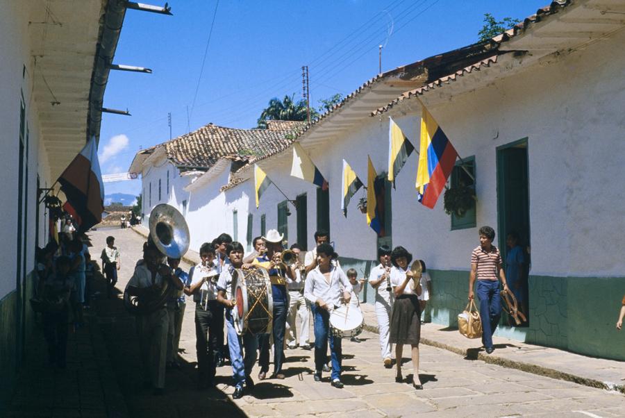 Banda de Musica en una calle en Barichara, Santand...