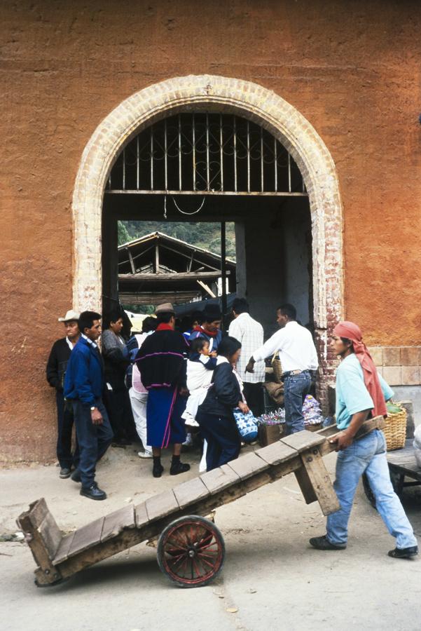 Entrada plaza de Mercado Silvia, Cauca, Colombia