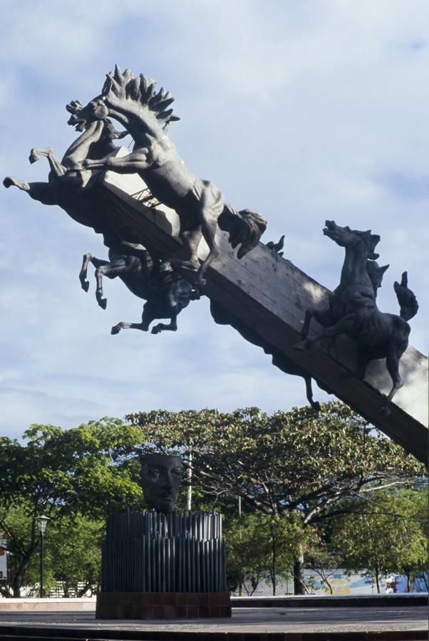 Monumento a los Corceles de Rodrigo Arenas Betancu...