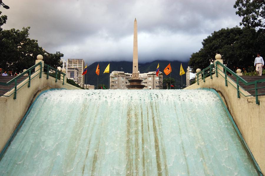 Obelisco y Fuente en la Plaza Altamira, Caracas Ve...