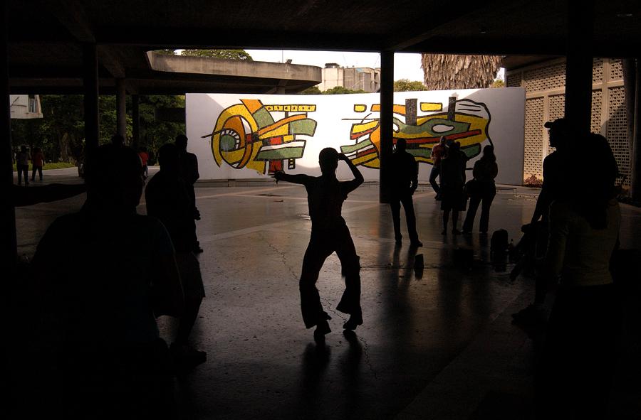 Mujer en Contraluz Bailando Delante de una Obra de...