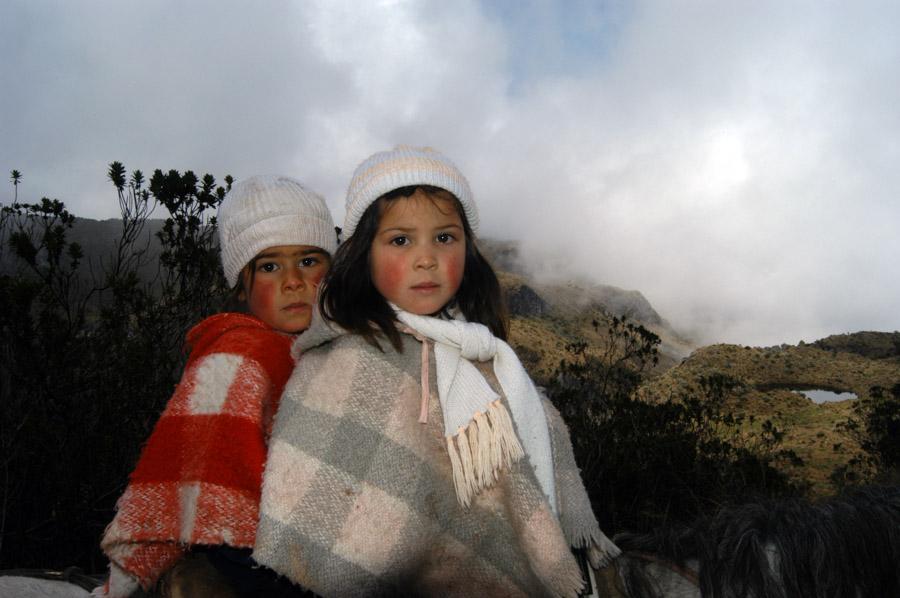 Niños Con Ruanas y Gorros en el Parque los Nevado...