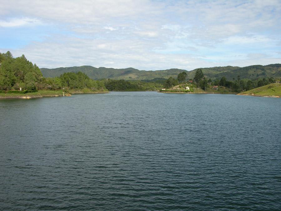 Embalse de Guatape en Antioquia Colombia