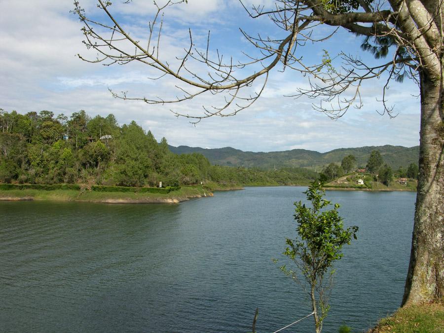 Embalse de Guatape en Antioquia Colombia