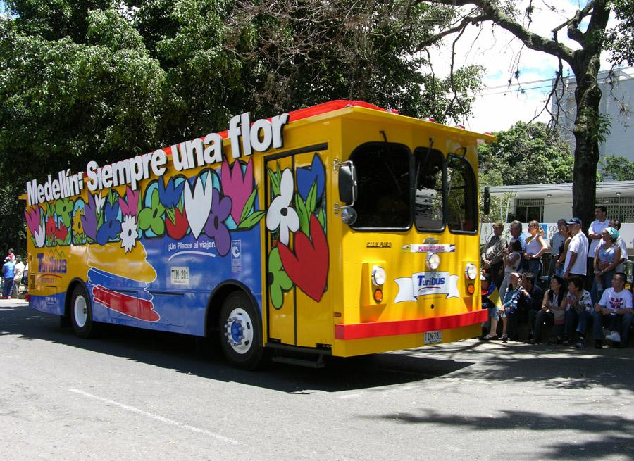 Turibus en la Feria de Flores en Medellin Antioqui...