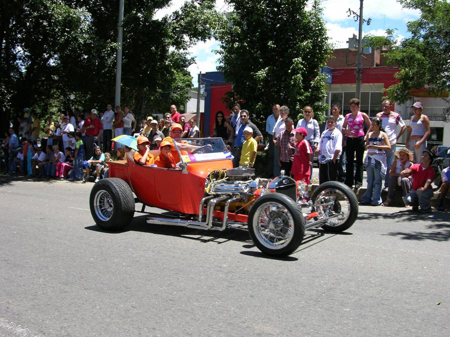 Desfile de Autos Antiguos en la Feria de Flores Me...