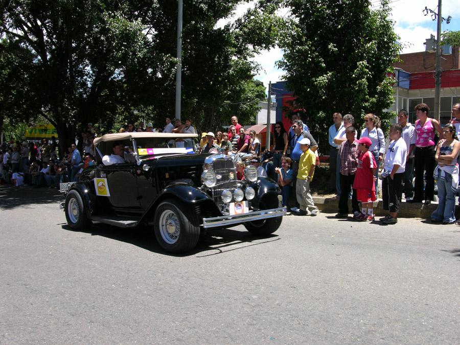 Desfile de Autos Antiguos en la Feria de Flores Me...