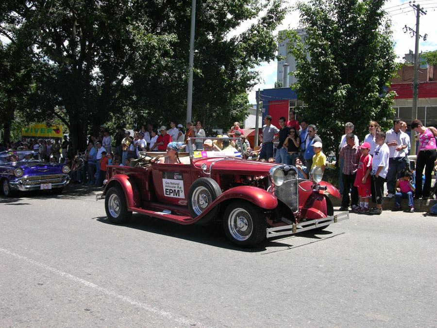 Desfile de Autos Antiguos en la Feria de Flores Me...