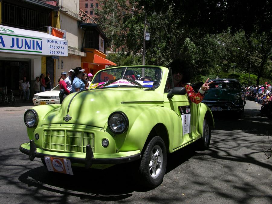 Desfile de Autos Antiguos en la Feria de Flores Me...