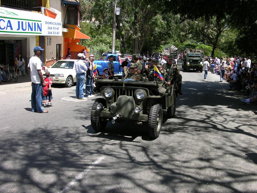 Desfile de Autos Antiguos en la Feria de Flores Me...