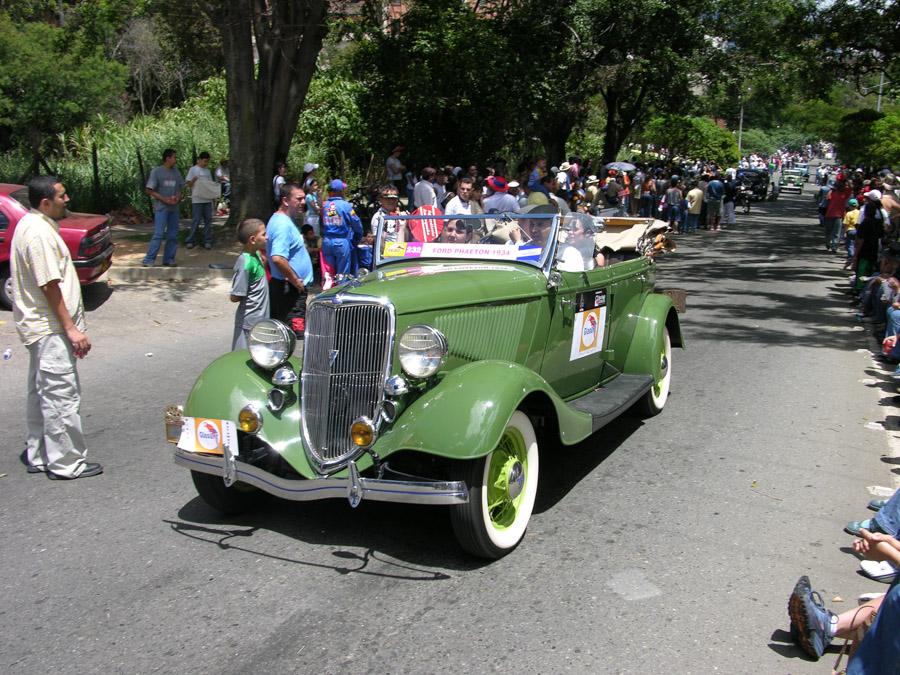 Desfile de Autos Antiguos en la Feria de Flores Me...