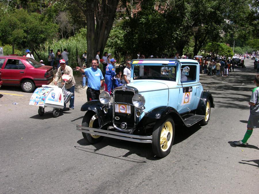 Desfile de Autos Antiguos en la Feria de Flores Me...