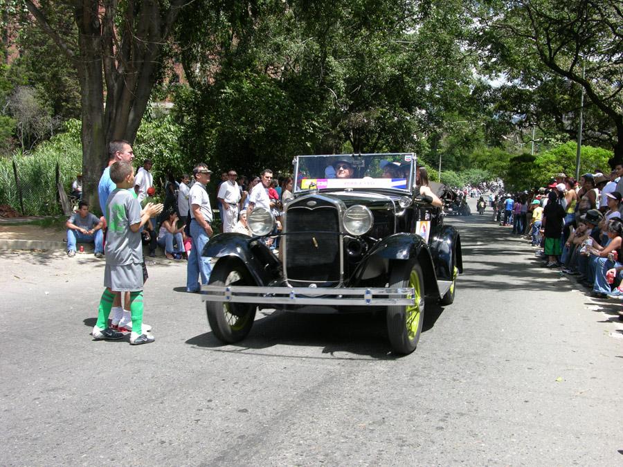 Desfile de Autos Antiguos en la Feria de Flores Me...