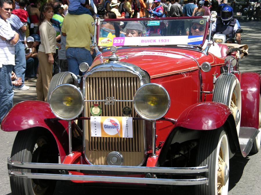 Desfile de Autos Antiguos en la Feria de Flores Me...