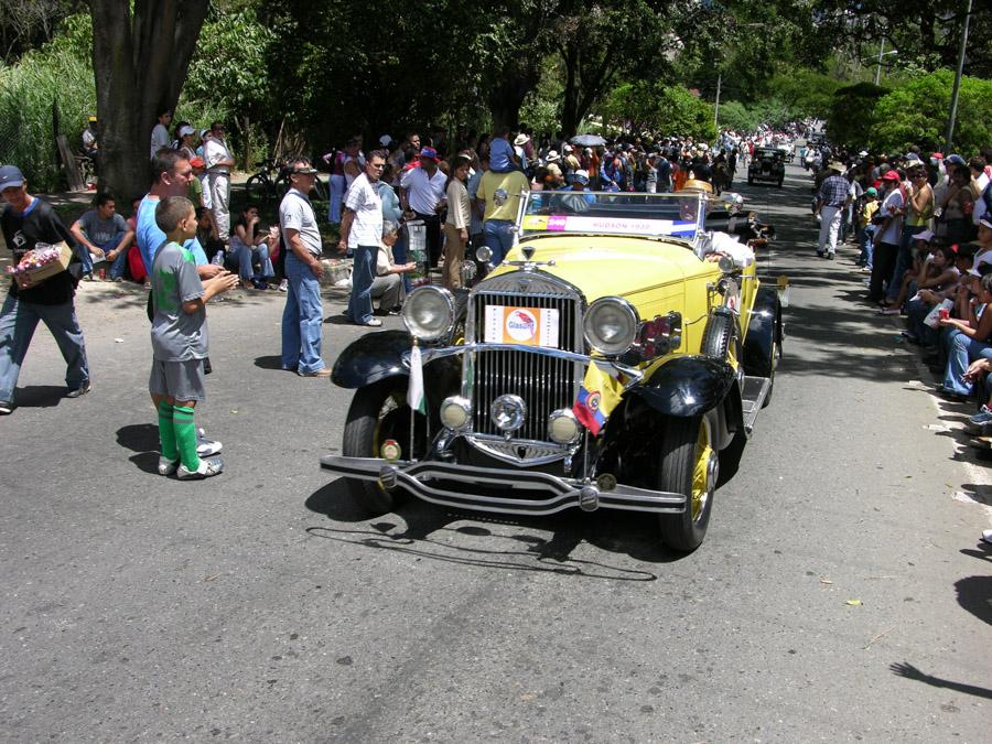 Desfile de Autos Antiguos en la Feria de Flores Me...