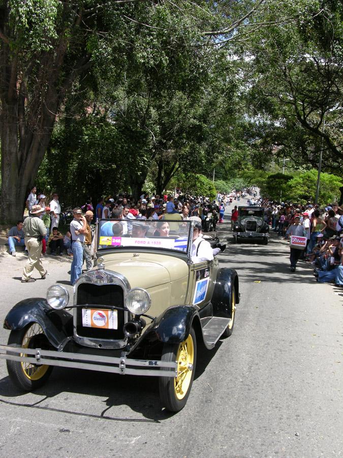 Desfile de Autos Antiguos en la Feria de Flores Me...