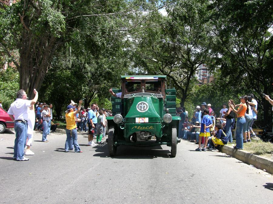 Desfile de Autos Antiguos en la Feria de Flores Me...