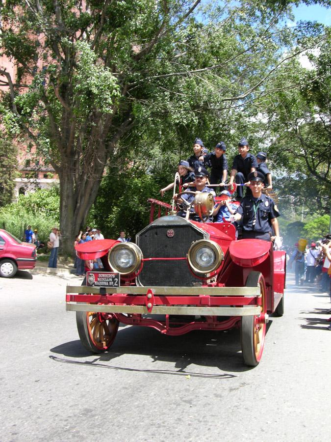 Desfile de Autos Antiguos en la Feria de Flores Me...