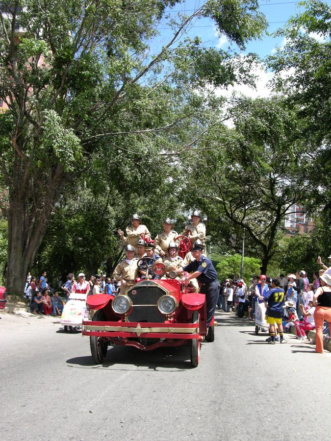 Desfile de Autos Antiguos en la Feria de Flores Me...