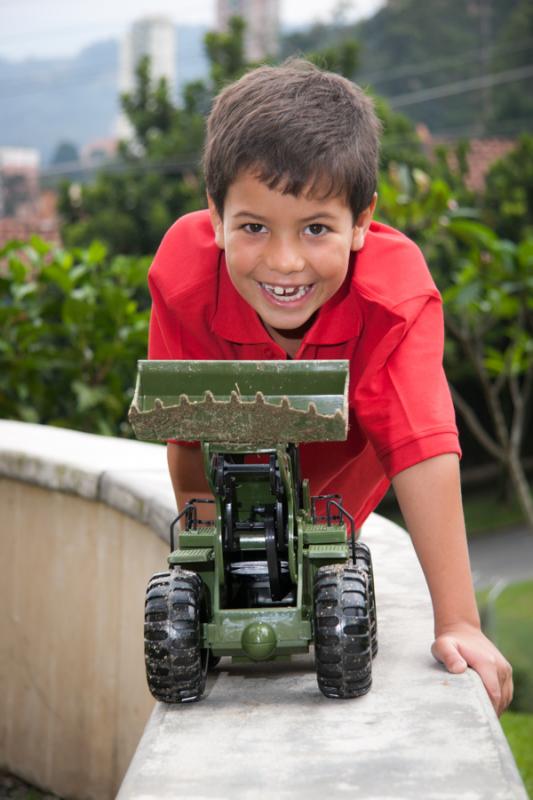 Niño Jugando con un Carro